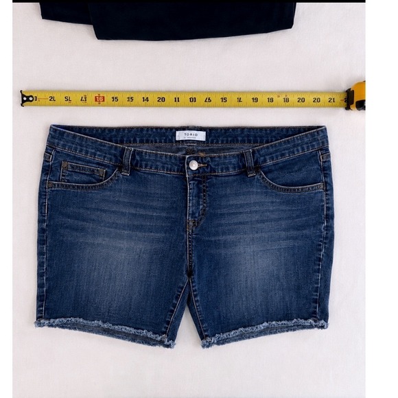 torrid Pants - Torrid Womens Size 14 Medium Wash Frayed Raw Hem Denim Jean Shorts Stretch